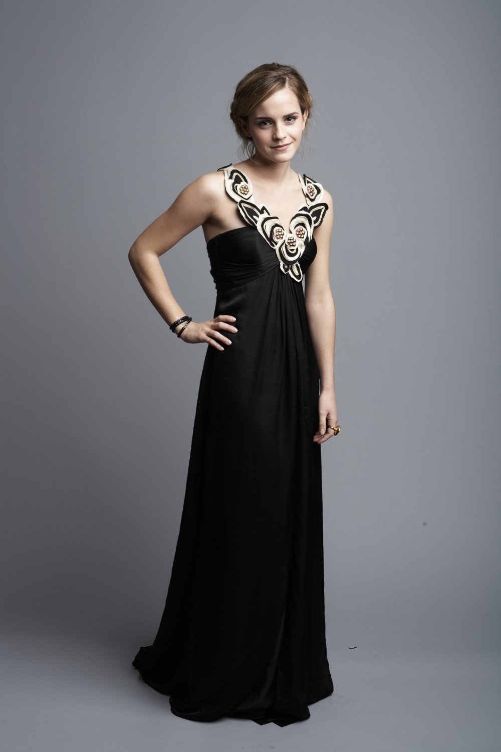 cbveBwny Emma Watson Black Dress 12.jpg